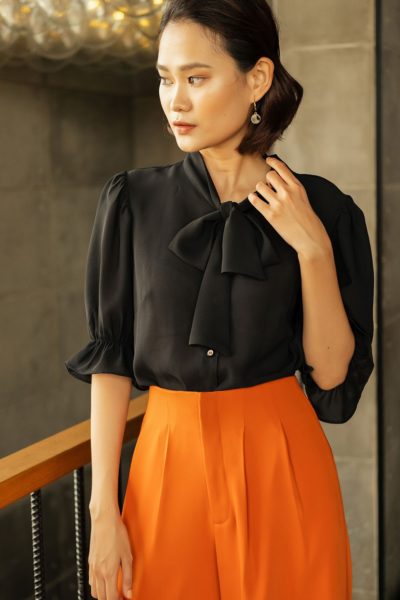 Đồng phục công sở – Áo sơ mi nữ tay ngắn cổ nơ màu đen 39