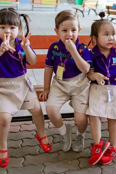 Đồng phục học sinh sinh viên – Đồng phục mầm non áo thun cổ trụ tím, quần váy kem 26